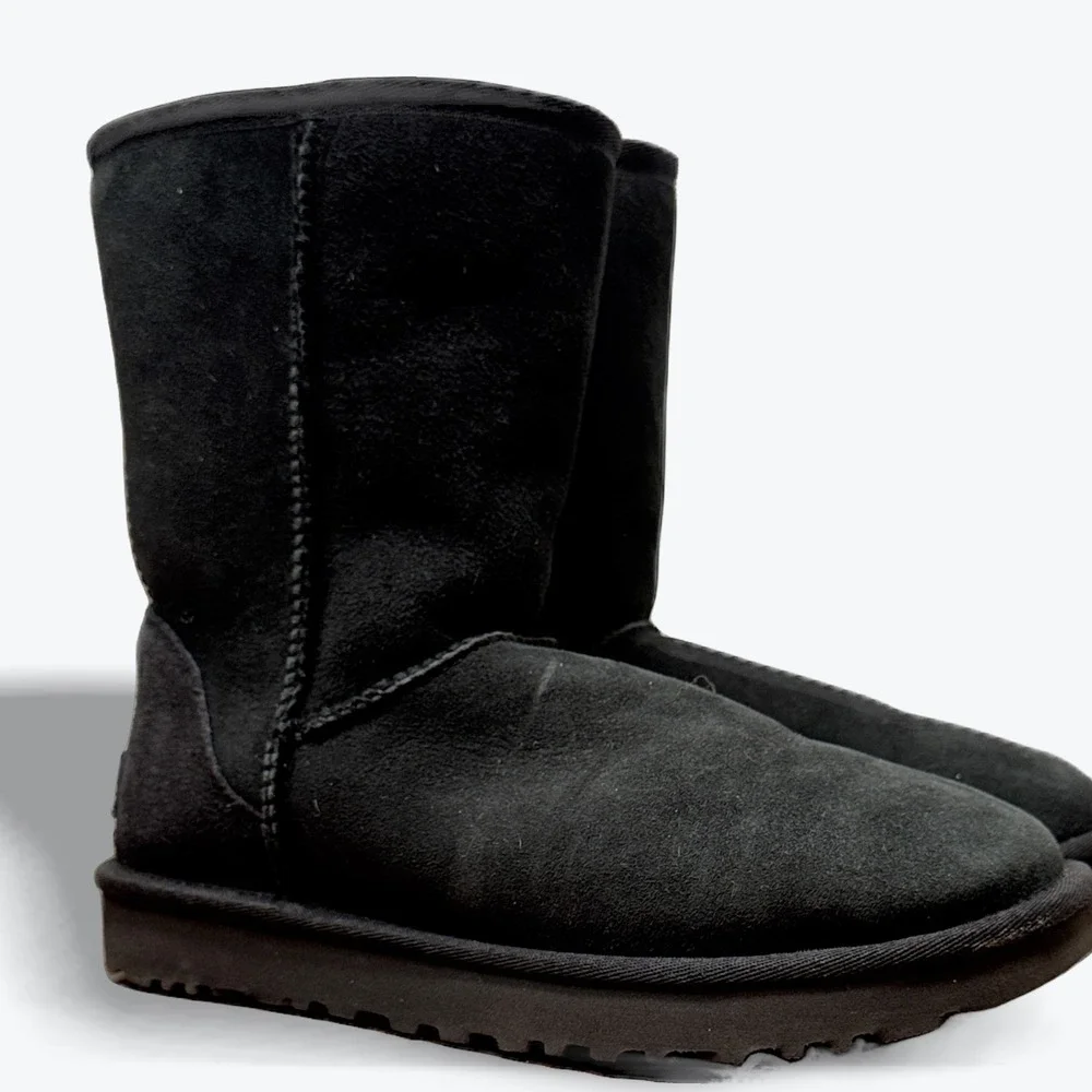UGG Suede Sheepskin Boots Classic Short II Black Womens 8 Cozy Winter